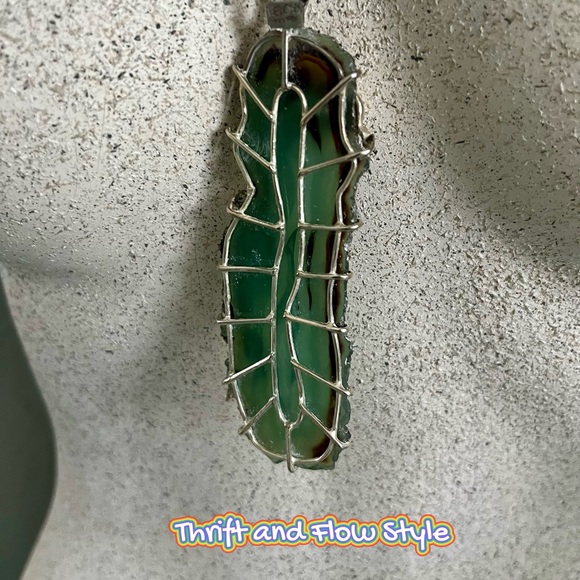 .925 SILVER SCUBA DIVER/SHARK HUNTING CARVED TO A GREEN AGATE - Picture 3 of 3